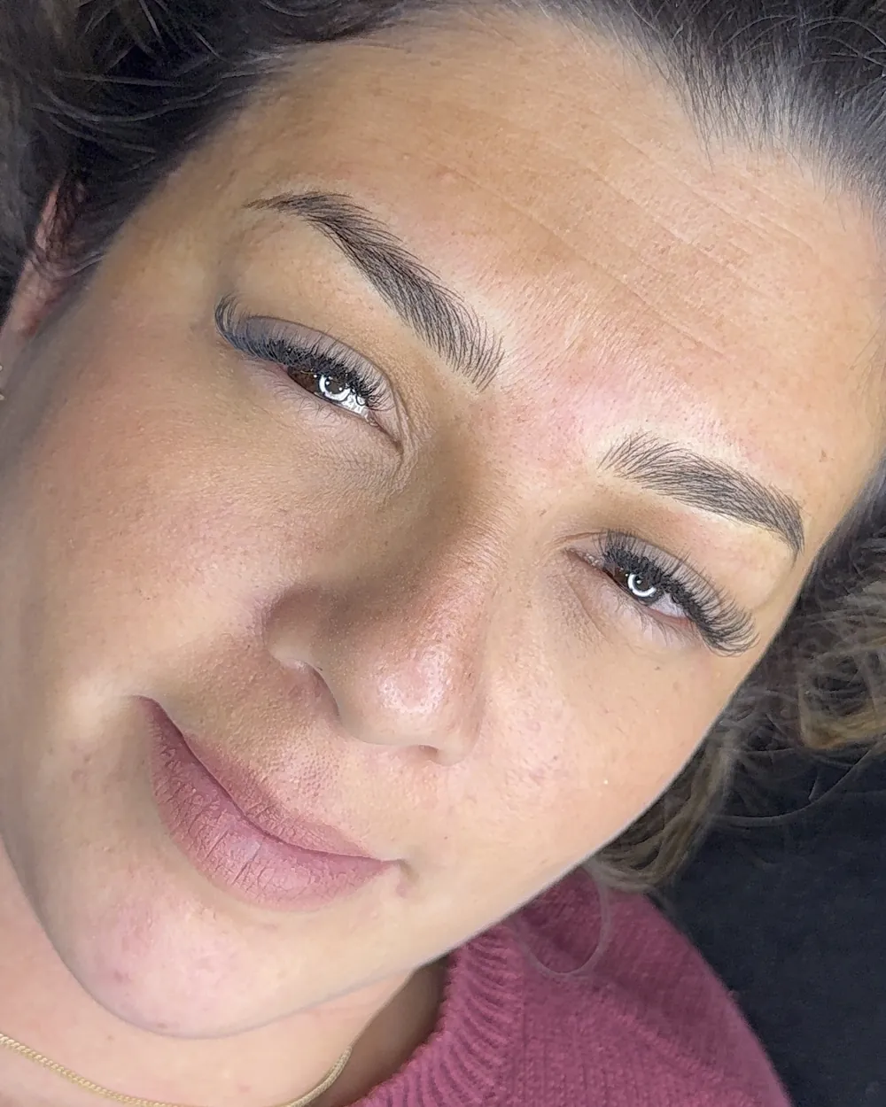 Clienta con cejas, pestañas y labios EBASI