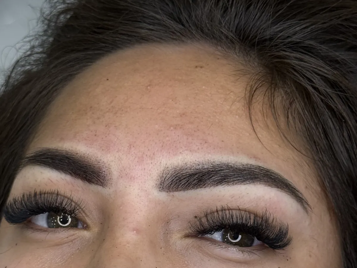 Mirada con cejas definidas y extensiones de pestañas